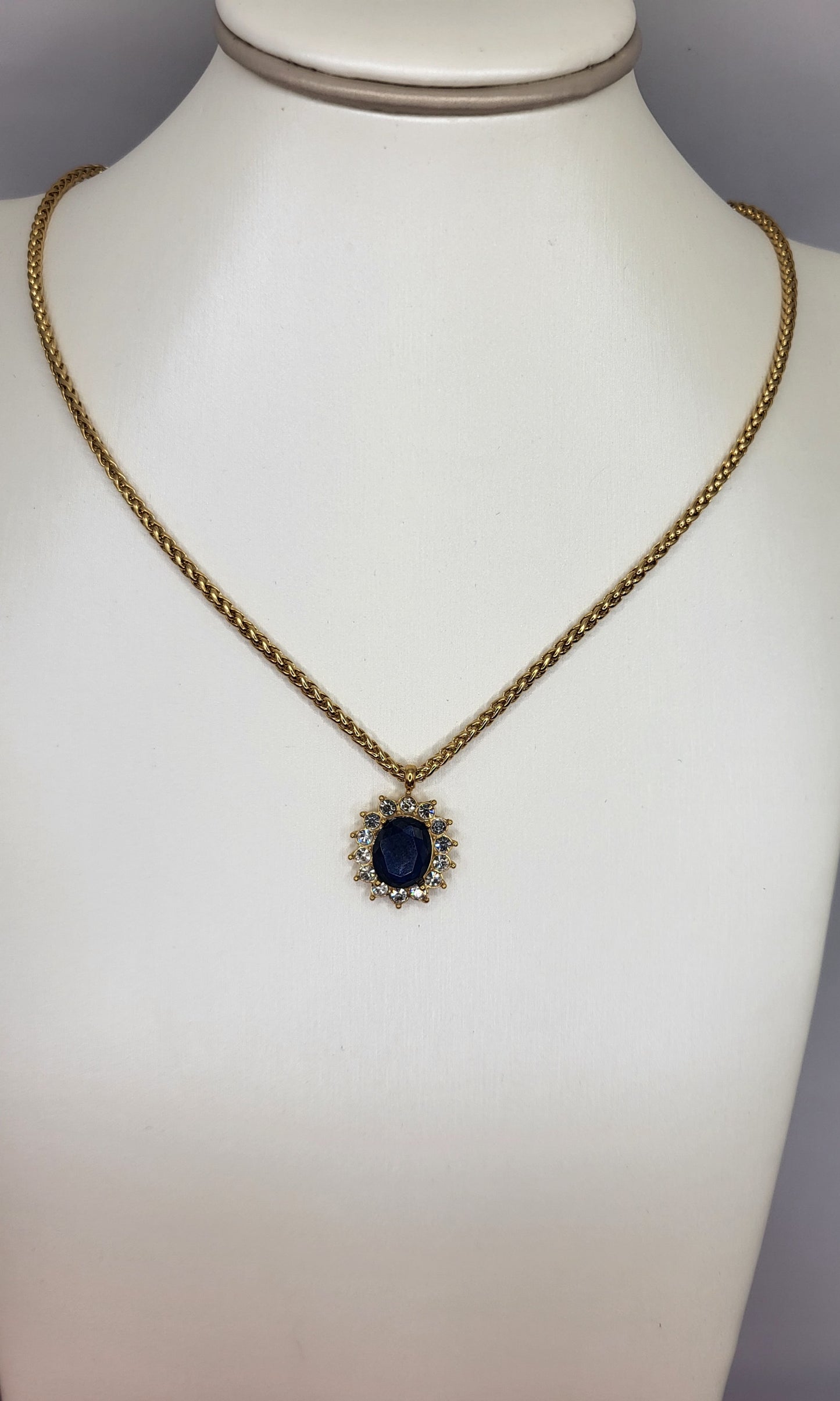 Collier pendentif bleu nuit safeer