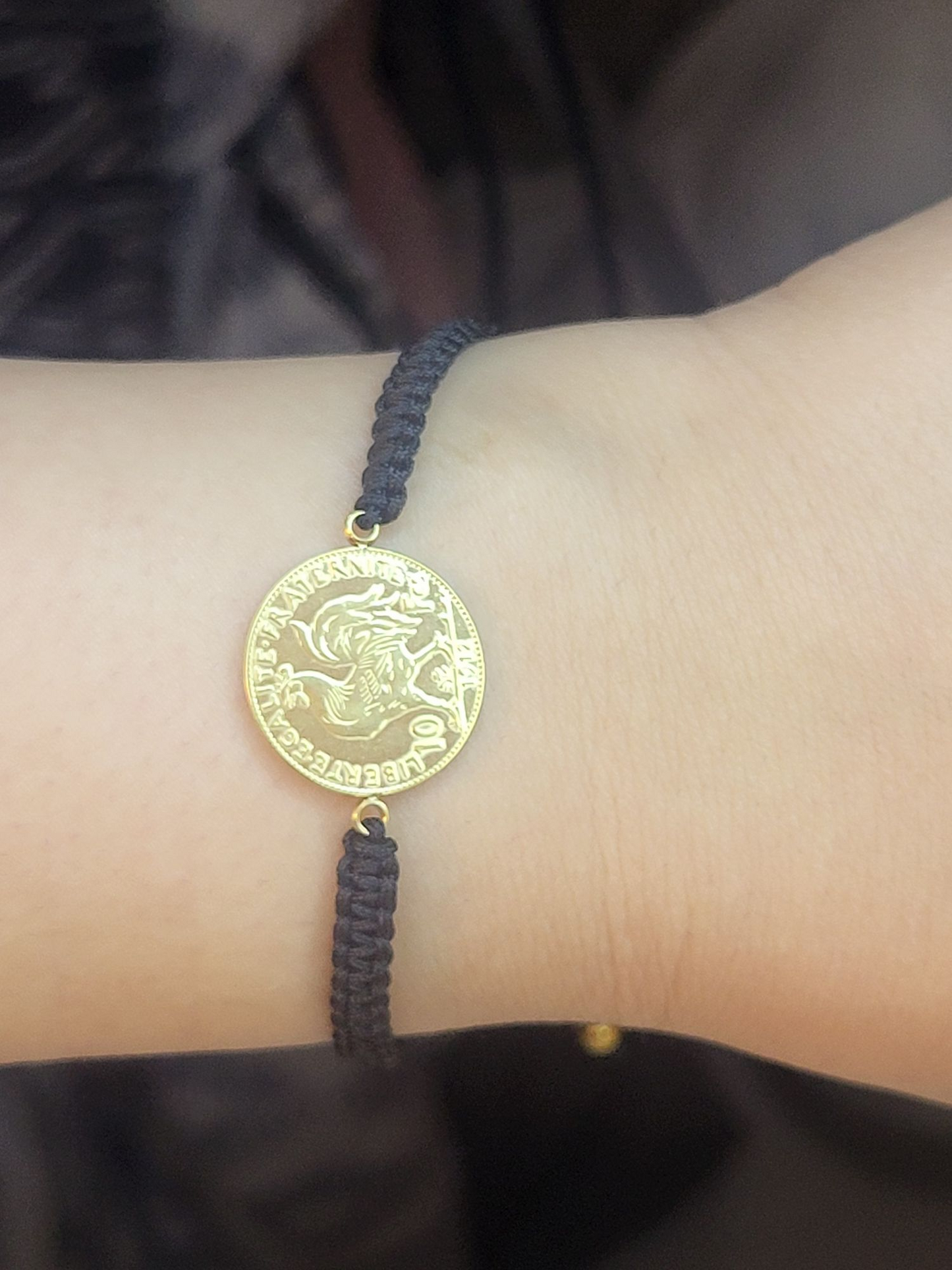 Bracelet noir avec louise toop