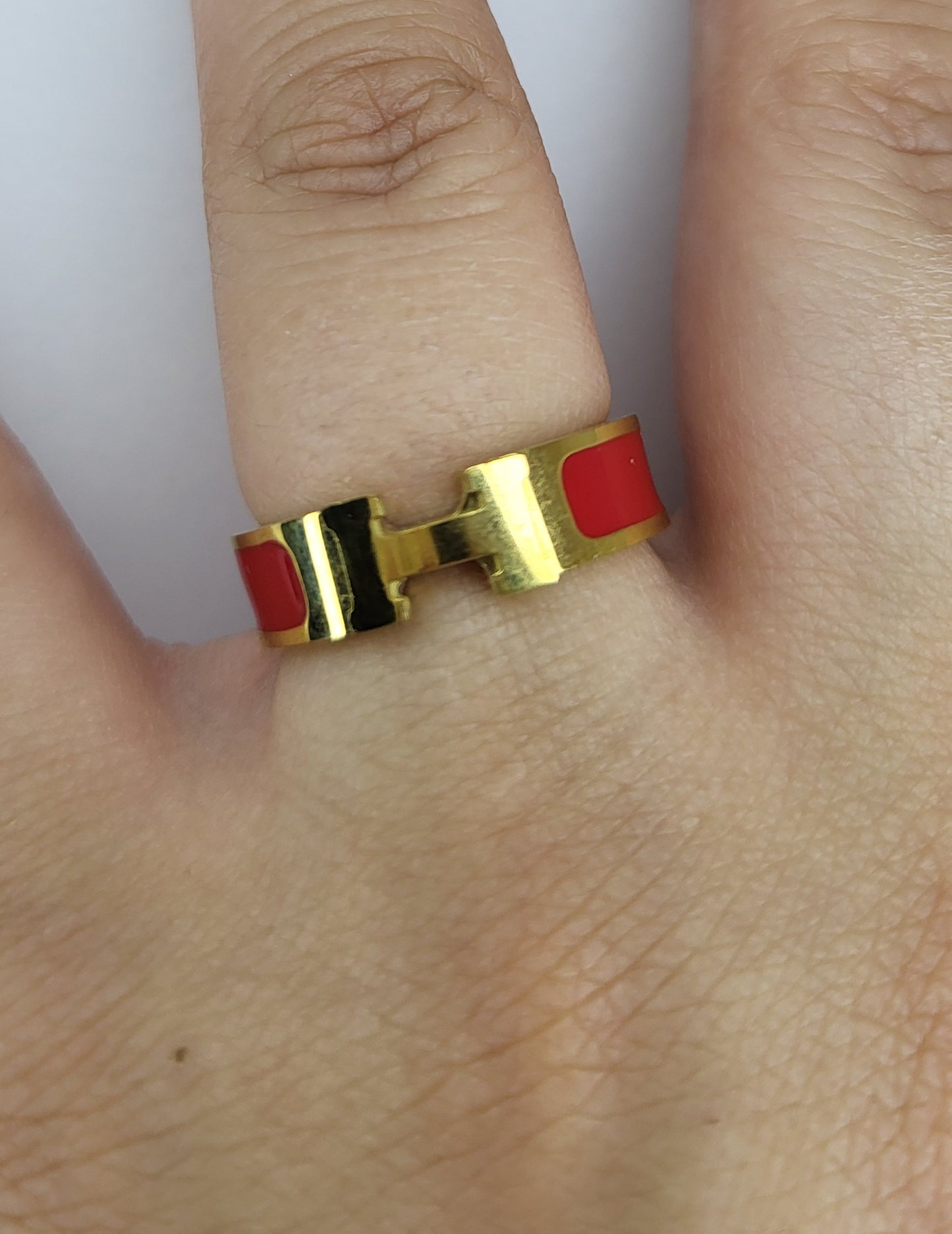 Bague H rouge